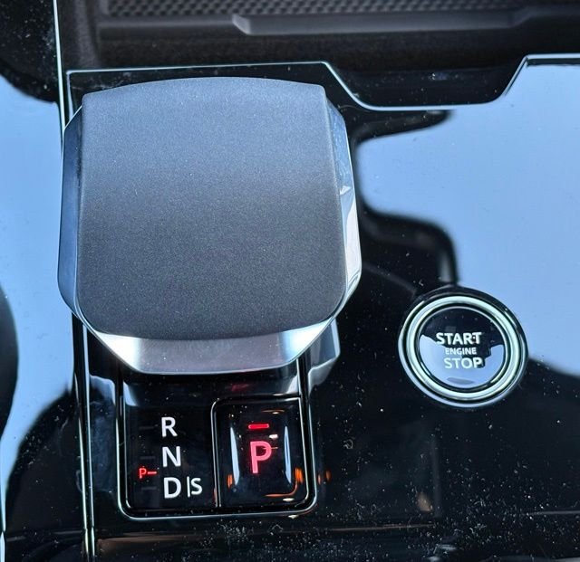 New 2026 Carpathian Grey Land Rover Dynamic SE image 28