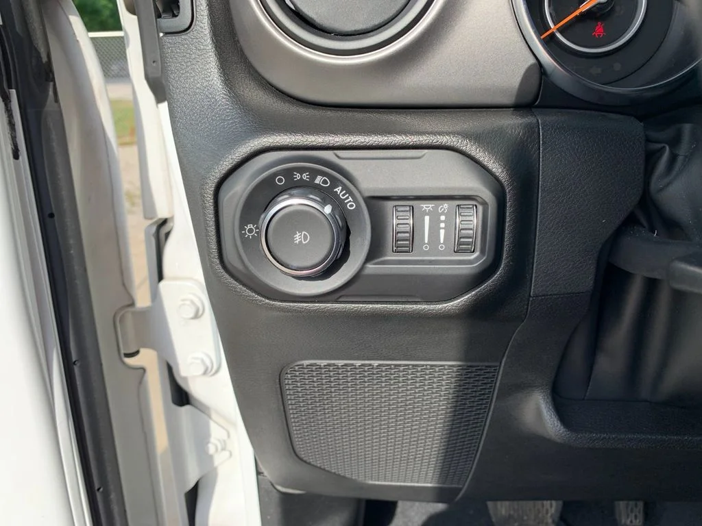 Used 2022 White Jeep Sport S image 33
