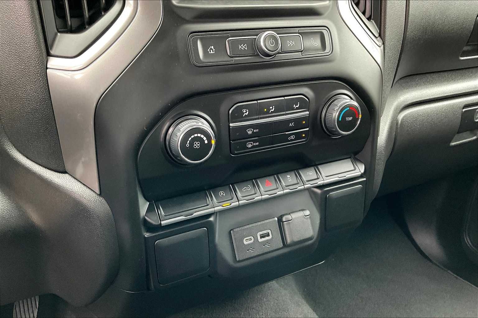 Used 2022 Silver Ice Metallic Chevrolet Custom image 33