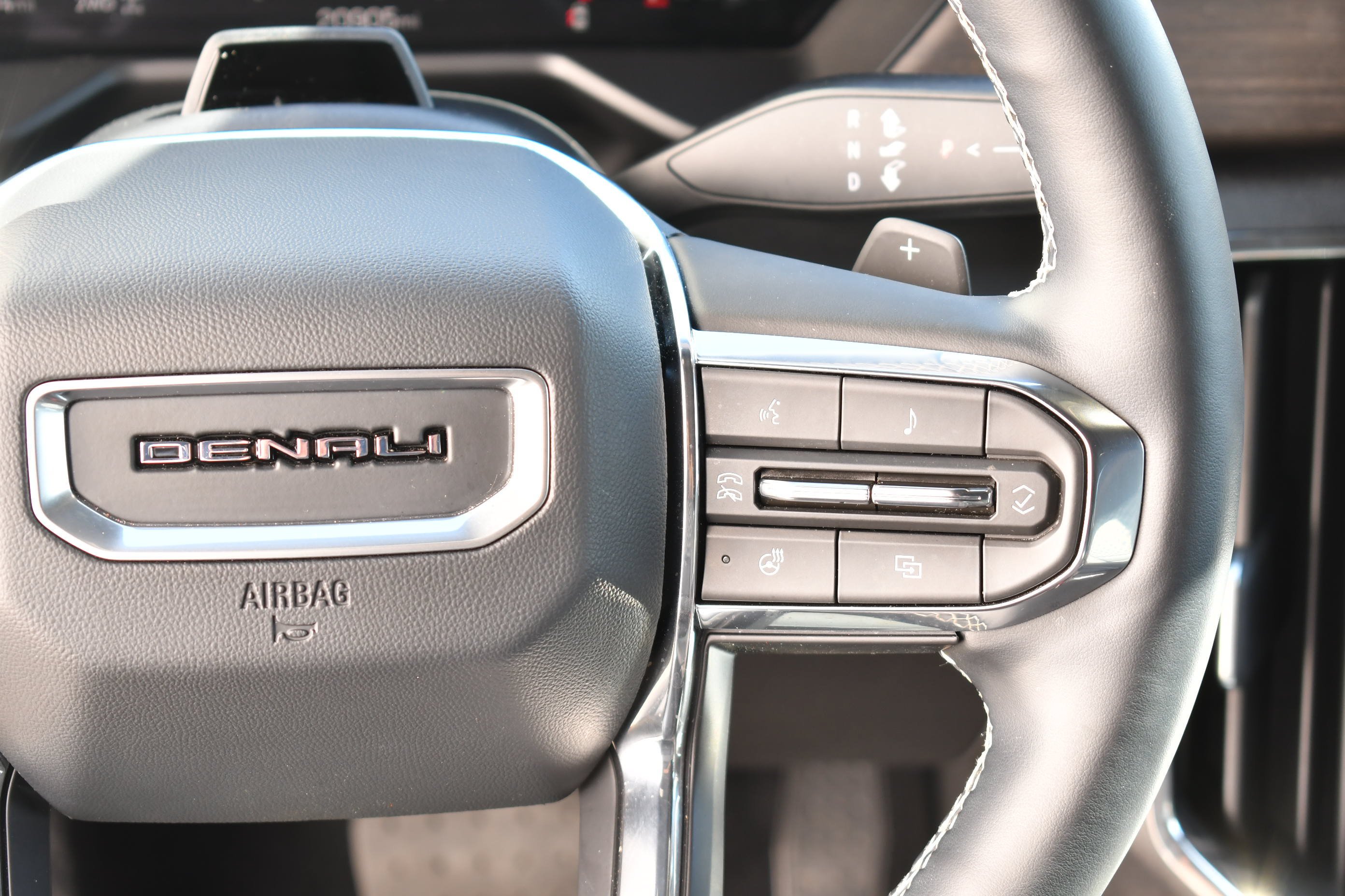 2025 GMC Acadia Denali - Photo 18