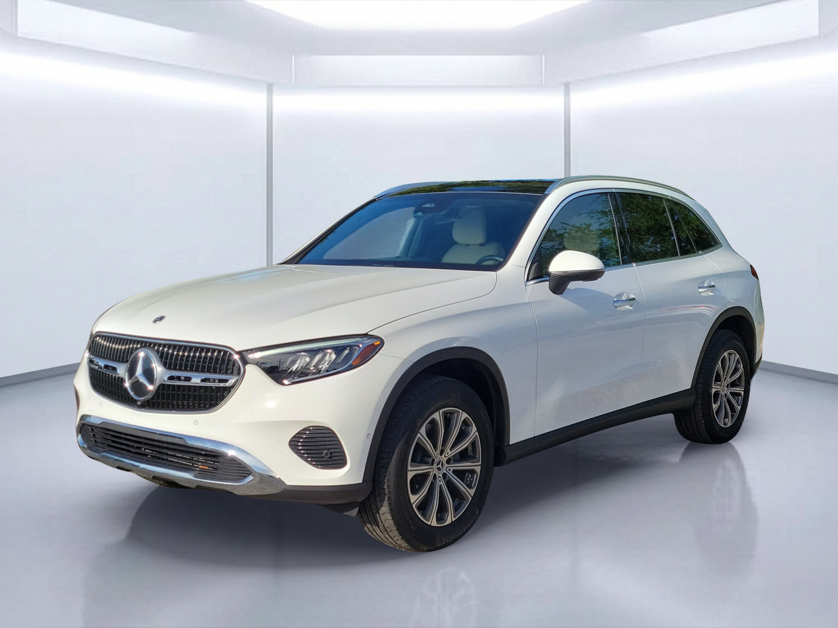 Used 2025 Polar White Mercedes-Benz GLC 300 image 2