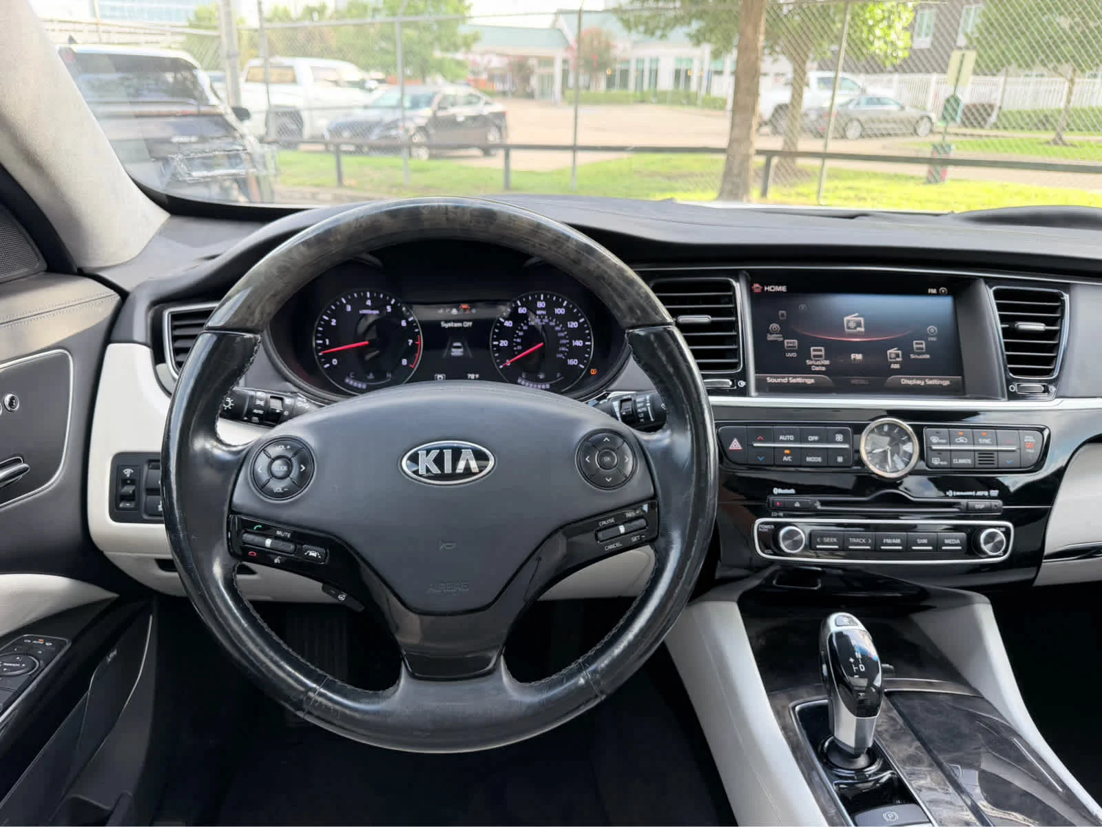 Used 2015  Kia Luxury image 22