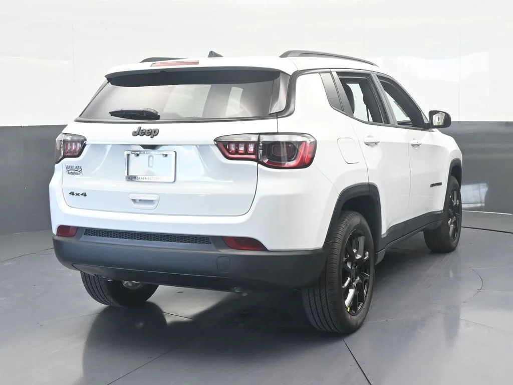 New 2026 Bright White Clear-Coat Exterior Paint Jeep Latitude image 5