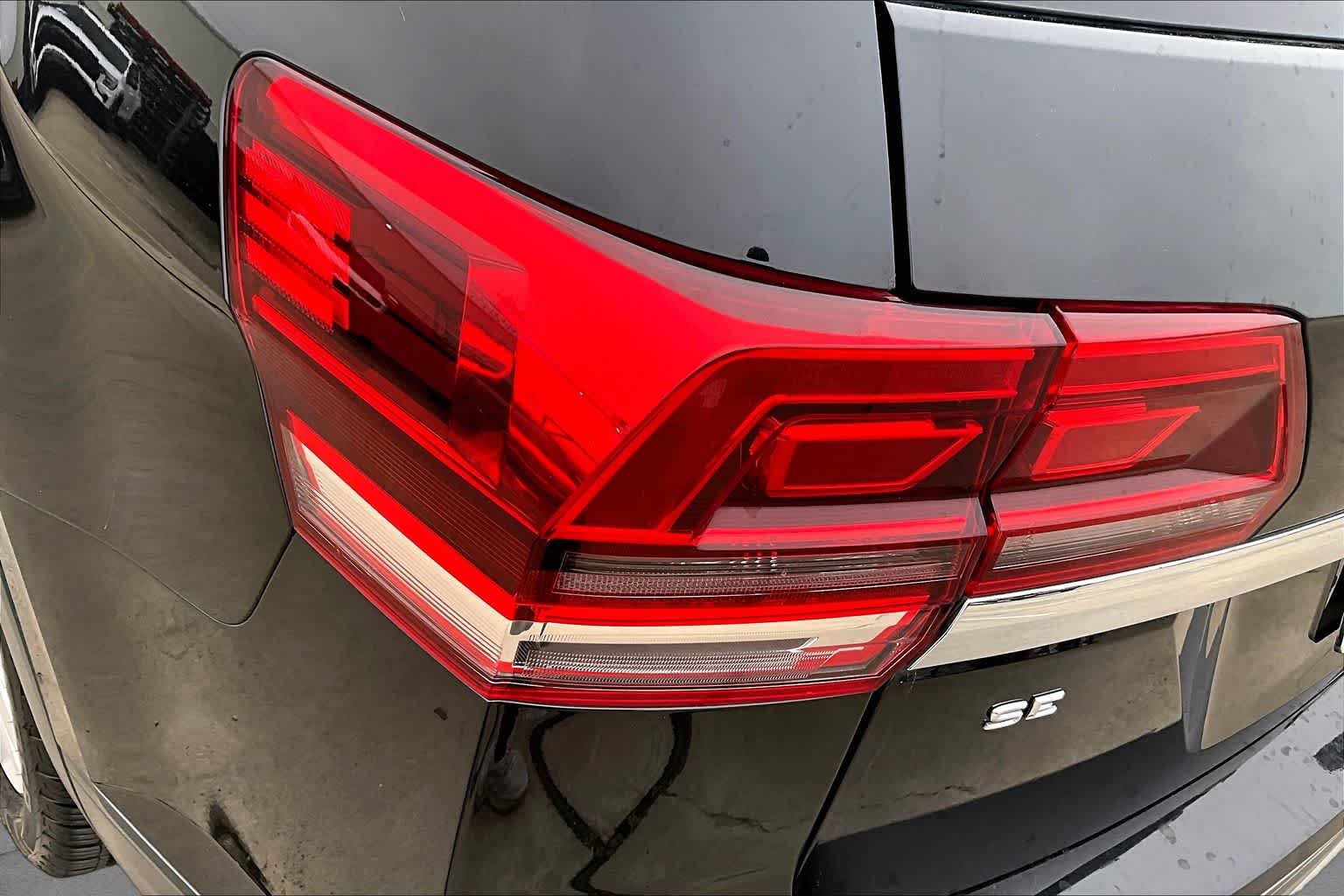 Used 2019 Deep Black Pearl Volkswagen 3.6L V6 SE w/Technology image 29