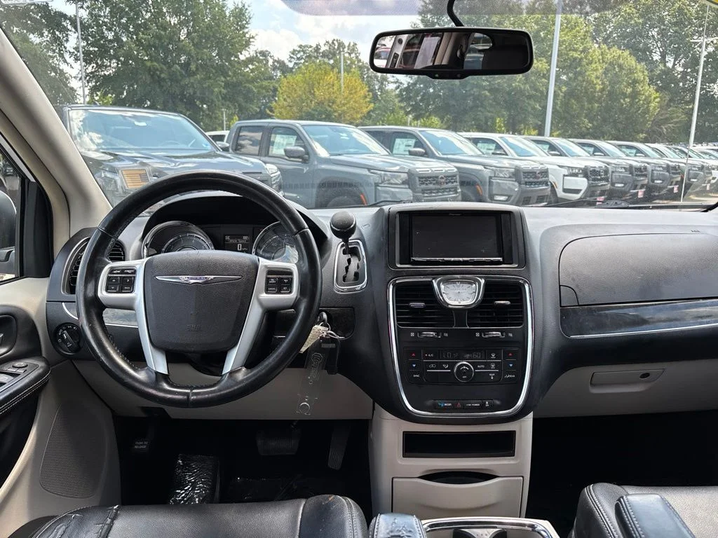 Used 2014 White Chrysler Touring image 9