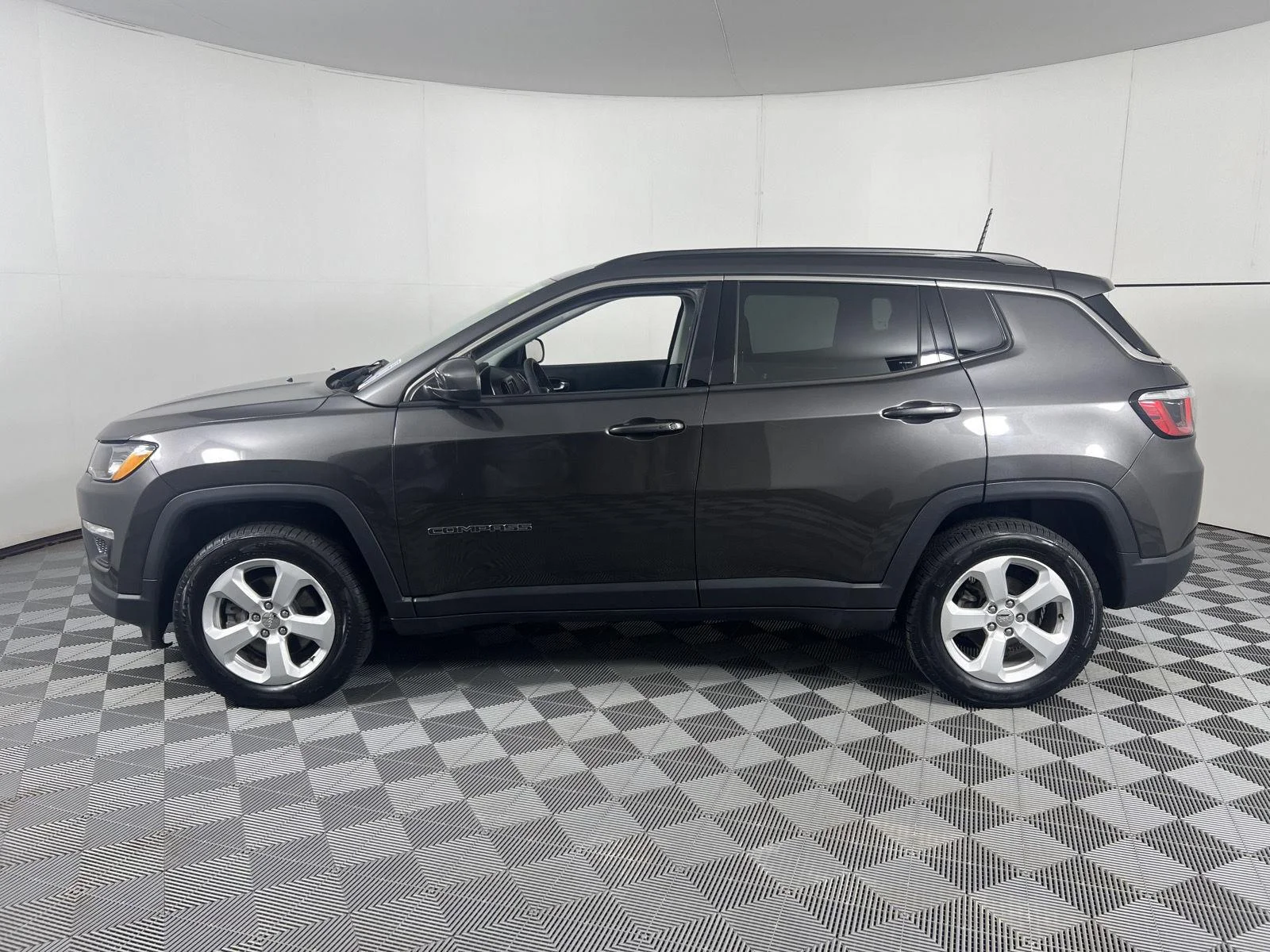 Used 2018 Granite Crystal Metallic Clearcoat Jeep Latitude image 7