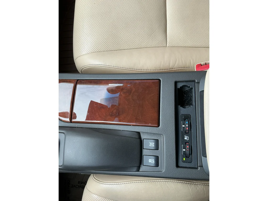 Used 2013 Claret Mica Lexus Base image 20