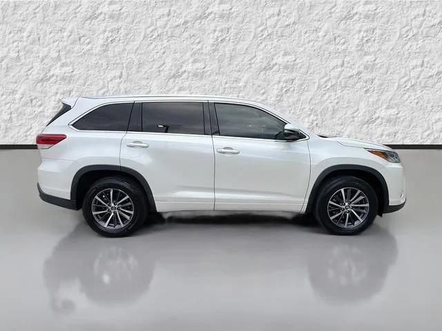 Used 2018 Blizzard Pearl Toyota XLE image 2