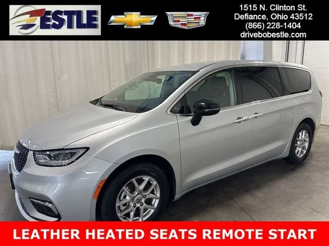 2024 Chrysler Pacifica Touring L's photo