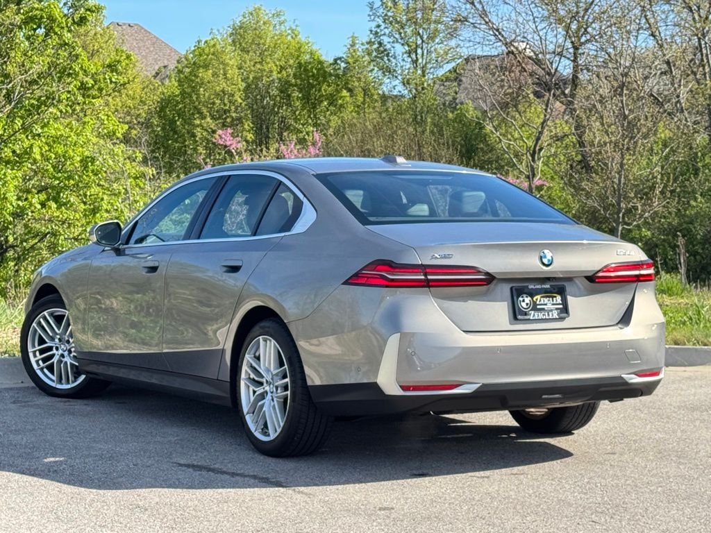 Used 2024 Gray BMW 530i xDrive image 4