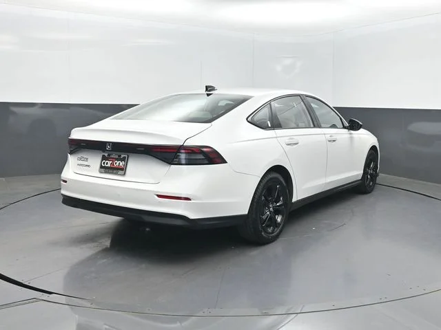 Used 2025 White Honda SE image 32