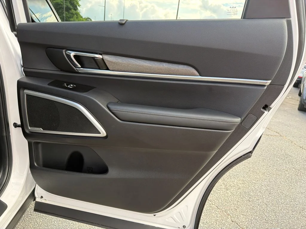 Used 2022 White Kia EX image 16