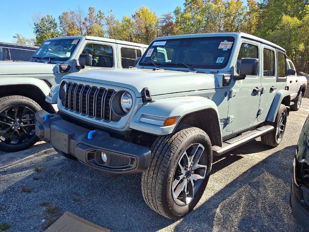 Used 2024  Jeep Sport S 4xe image 4