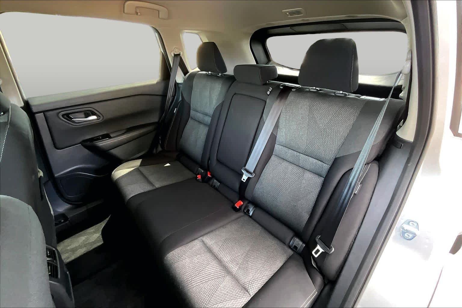 2025 Nissan Rogue SV - Photo 21