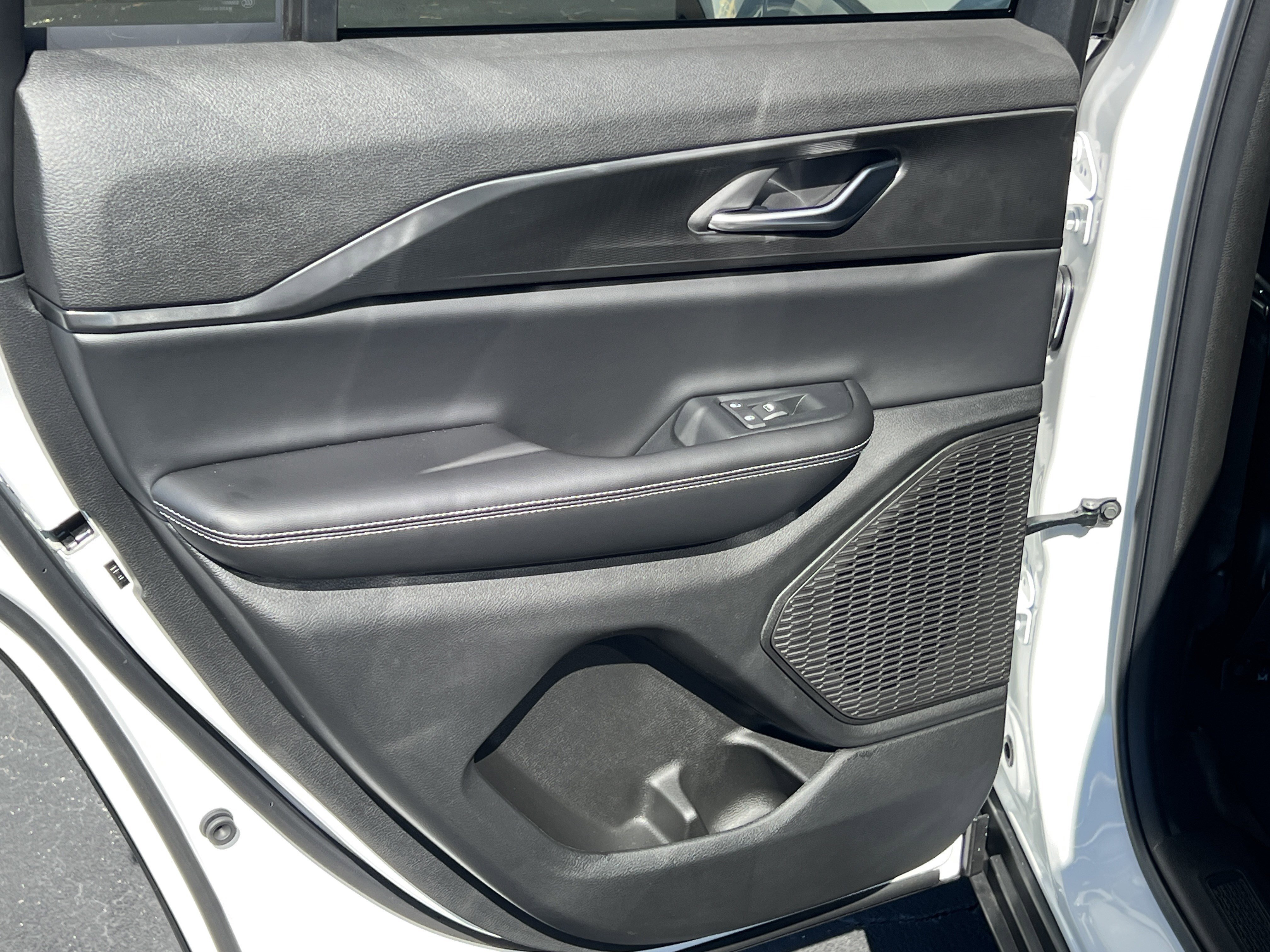 New 2026 Bright White Clear-Coat Exterior Paint Jeep Laredo image 18