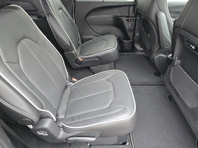 New 2026 Bright White Clear-Coat Exterior Paint Chrysler Limited image 27