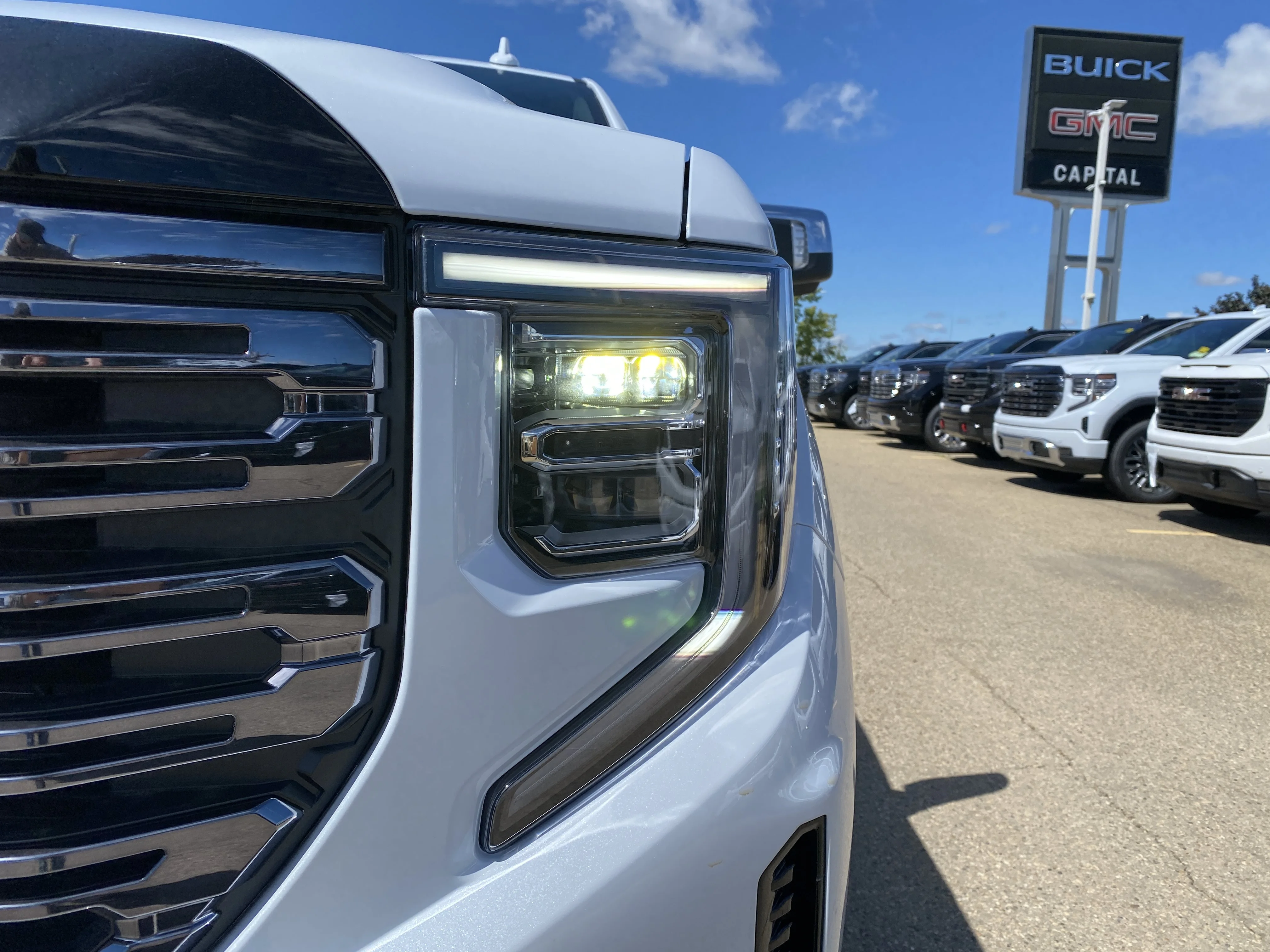 New 2026 GLACIER WHITE TRICOAT GMC Denali Ultimate image 10
