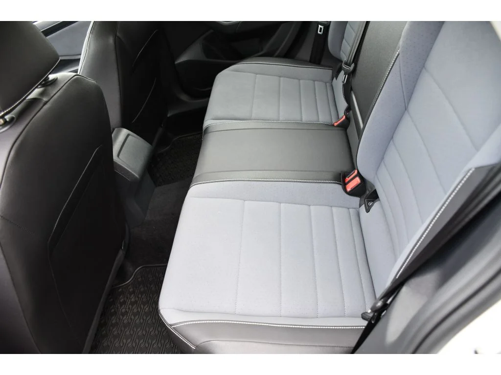 Used 2025 Opal White Pearl Volkswagen SE image 16