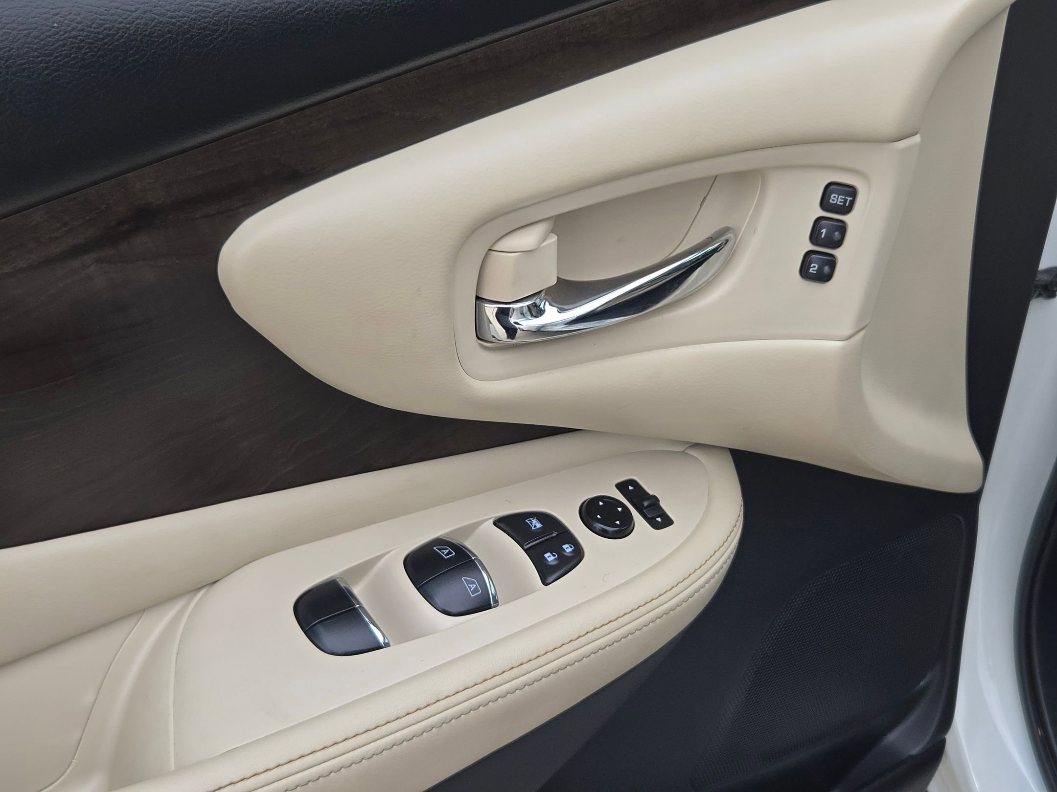 Used 2022 Pearl White Tricoat Nissan Platinum image 13