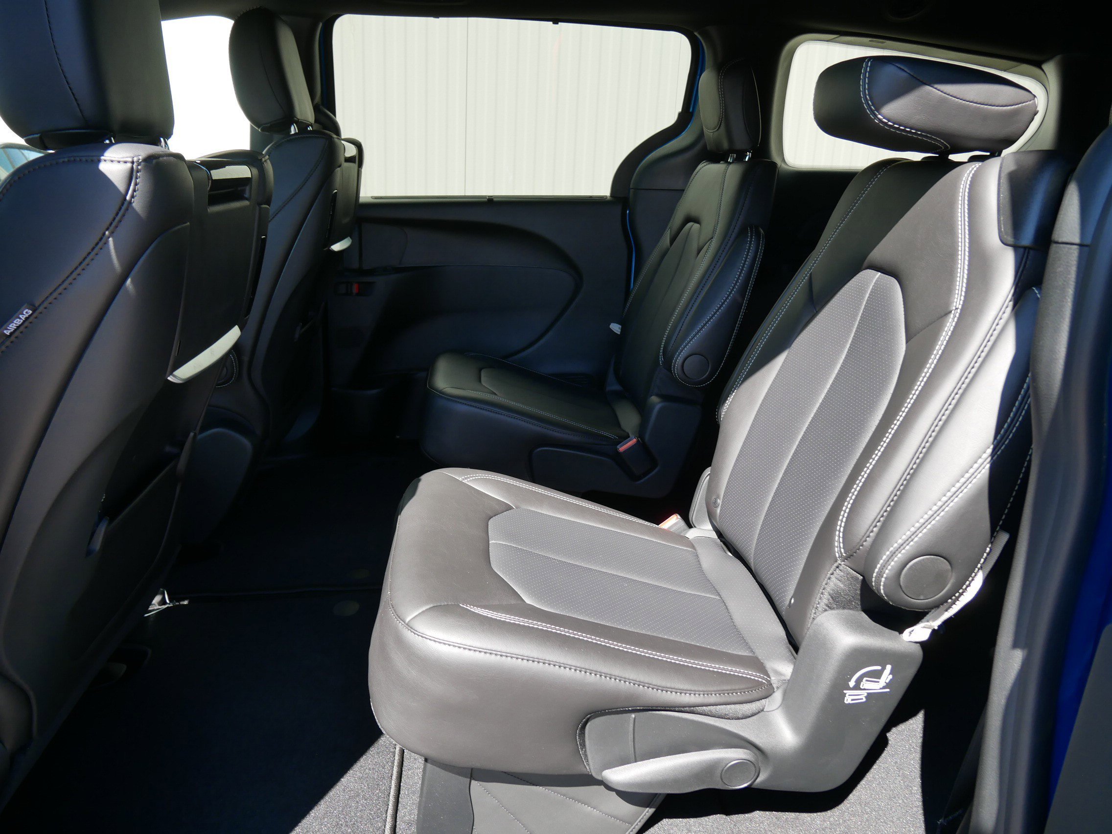 New 2026 Hydro Blue Pearl-Coat Exterior Paint Chrysler Select image 8