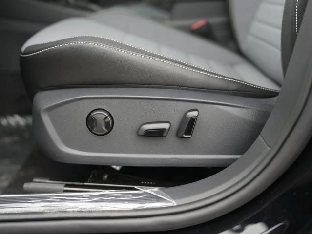 New 2026 Deep Black Pearl Volkswagen 1.5T SE image 21