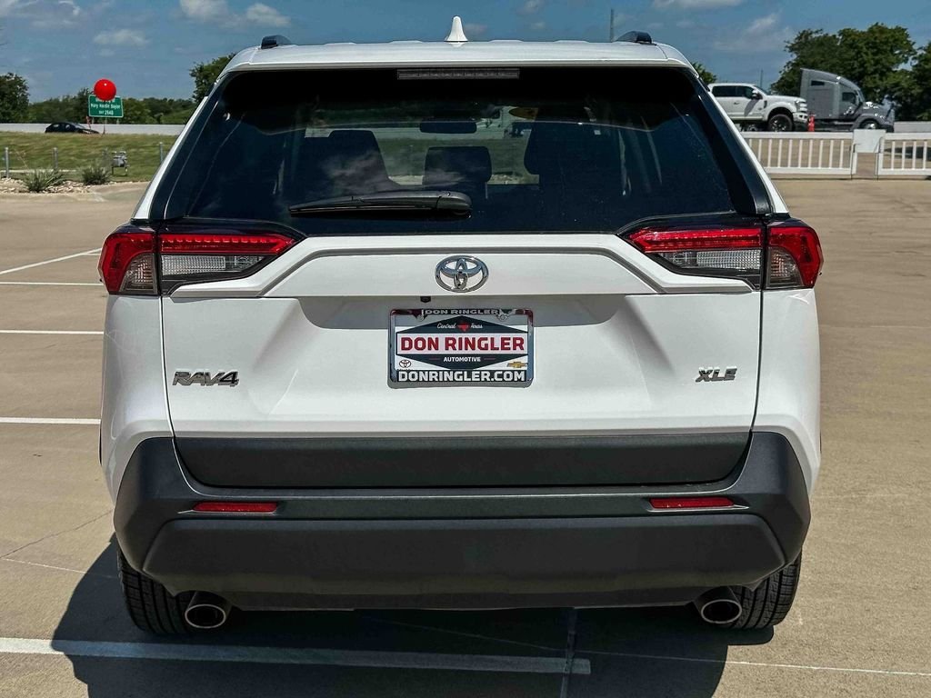 2025 Toyota RAV4 XLE - Photo 4