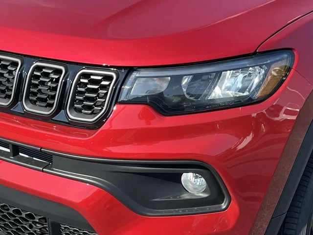 New 2026 Red Hot Pearl-Coat Exterior Paint Jeep Latitude image 10