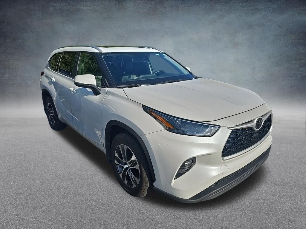 Used 2025 Pearl Toyota XLE image 2