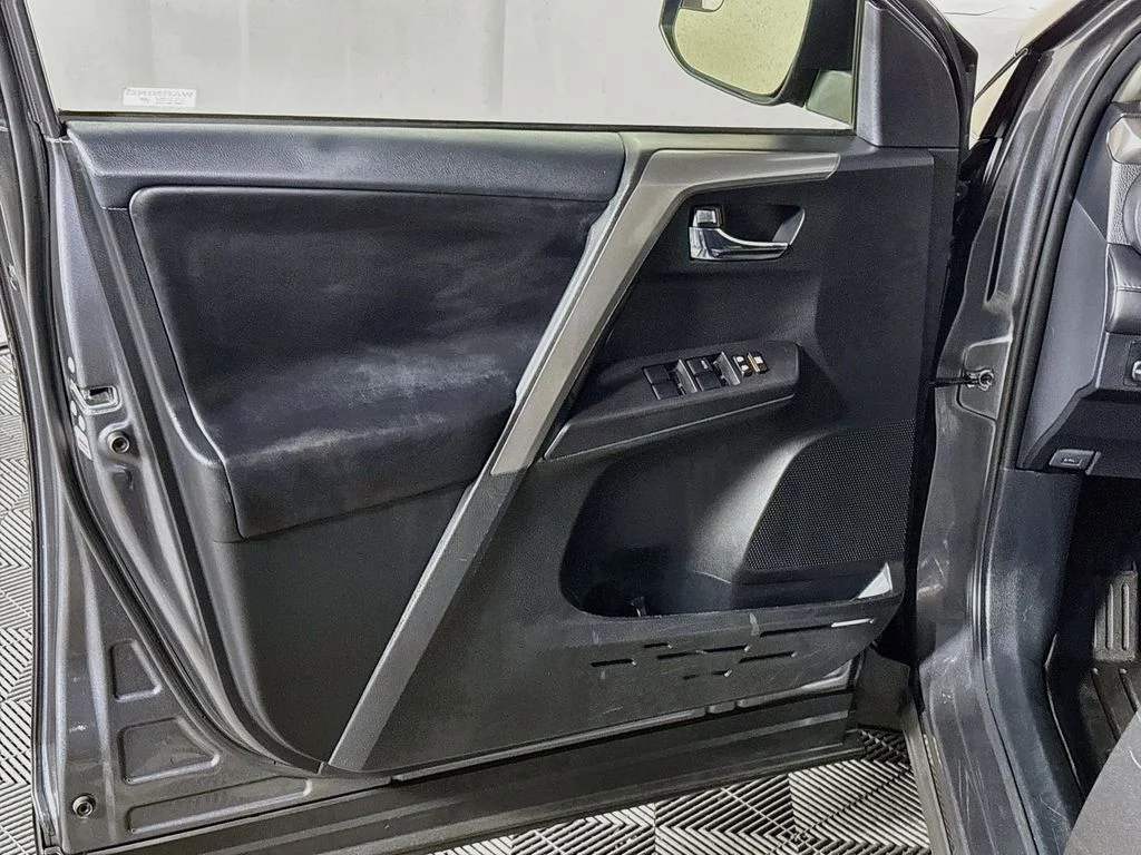 Used 2017 Gray Toyota XLE image 10