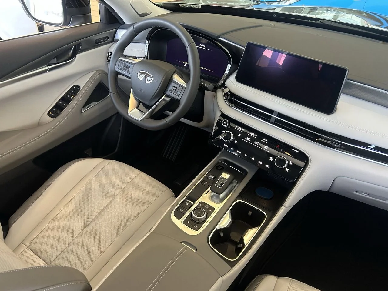 New 2027 GRAPHITE SHADOW INFINITI Luxe AWD image 13