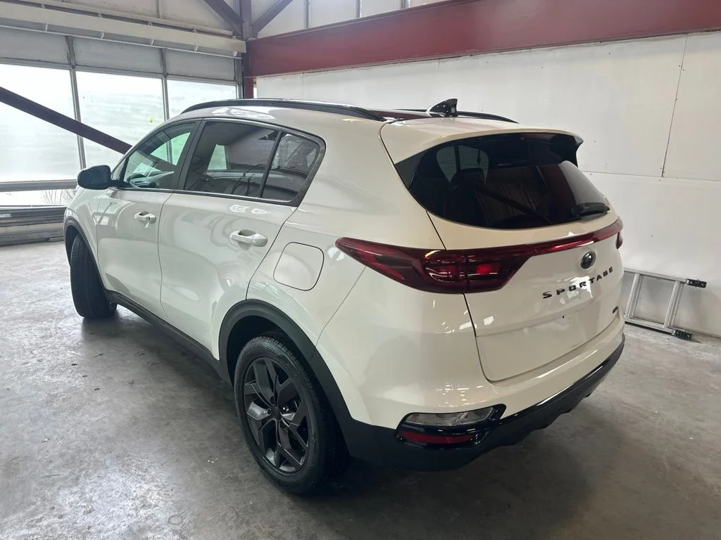 Used 2022 White Kia Nightfall image 3