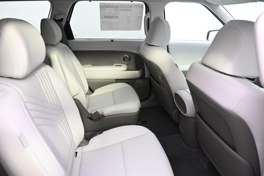 New 2026 Silver Metallic Hyundai SEL Premium AWD image 18