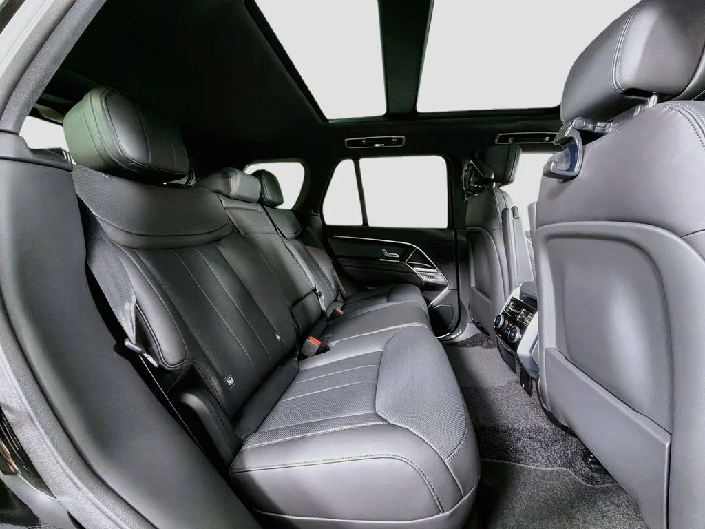 New 2027 Santorini Black Land Rover SE image 29