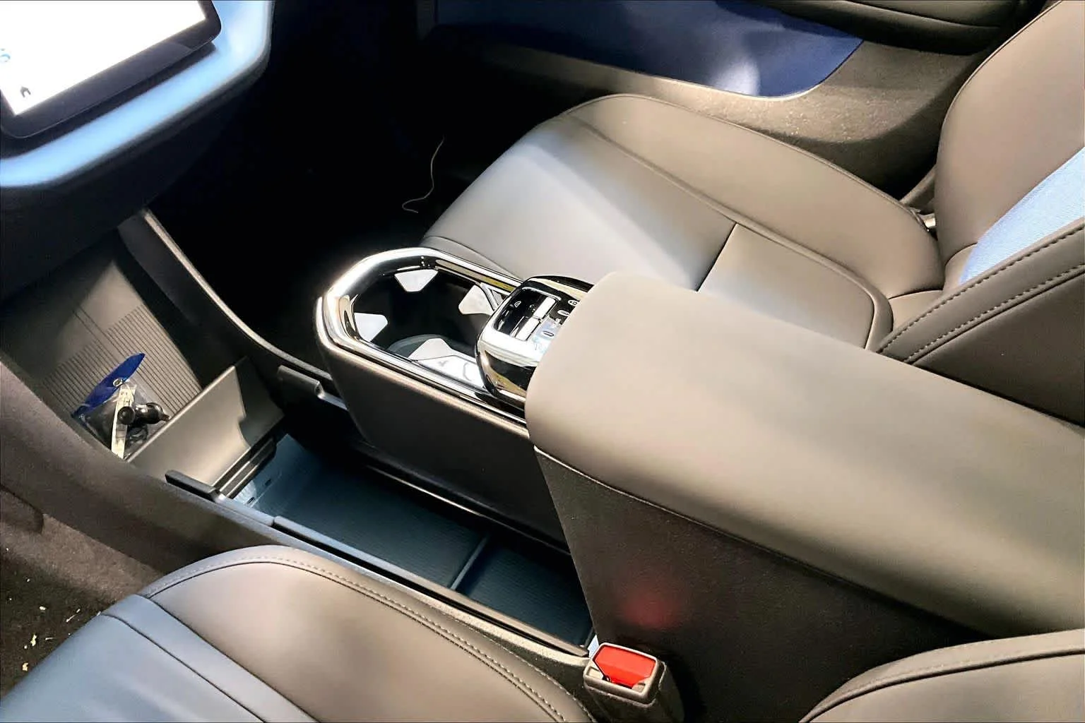 New 2026 Crystal White Volvo Plus image 10