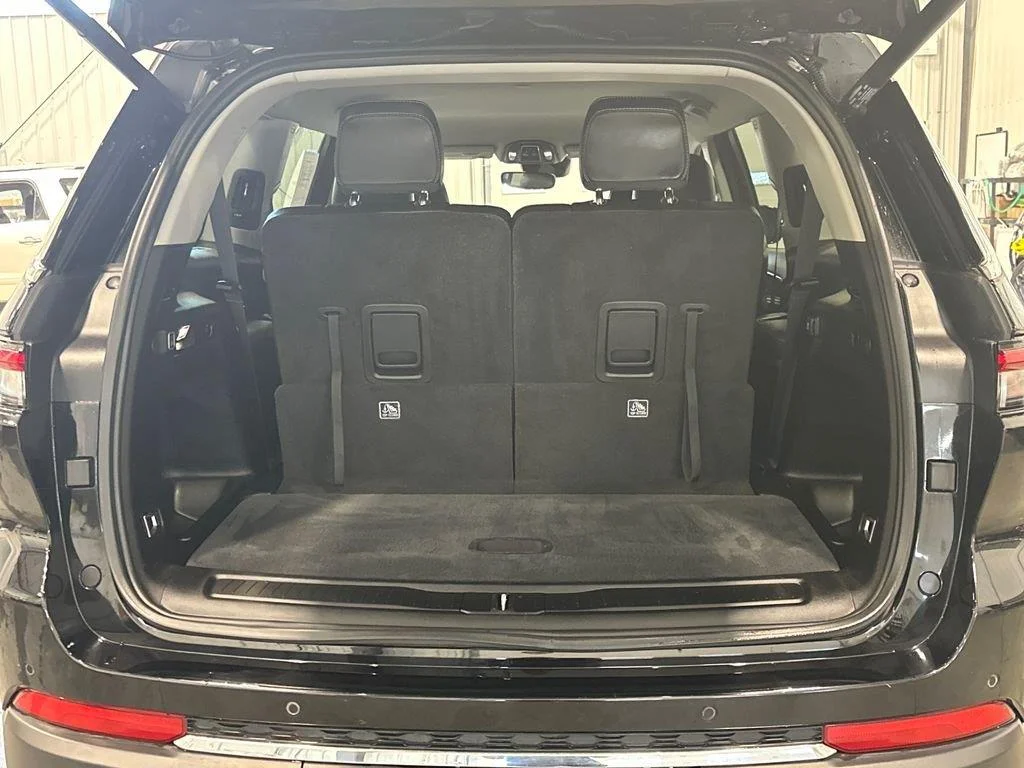 Used 2023 Diamond Black Crystal Pearlcoat Jeep Limited image 29
