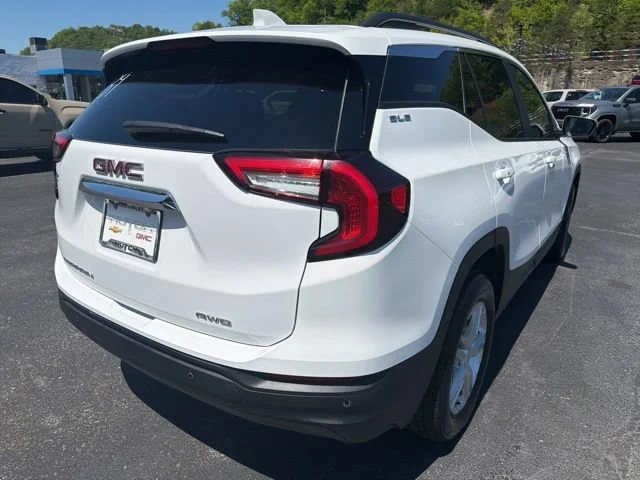Used 2024 Summit White GMC SLE image 3