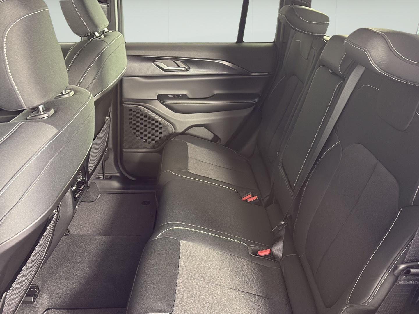 New 2026 Baltic Gray Metallic Clear-Coat Exterior Paint Jeep Laredo X image 10