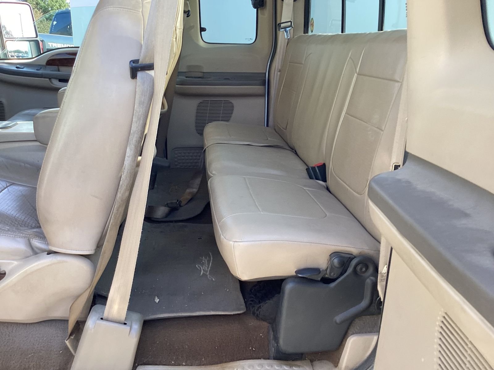 Used 2001 White Ford Lariat image 6