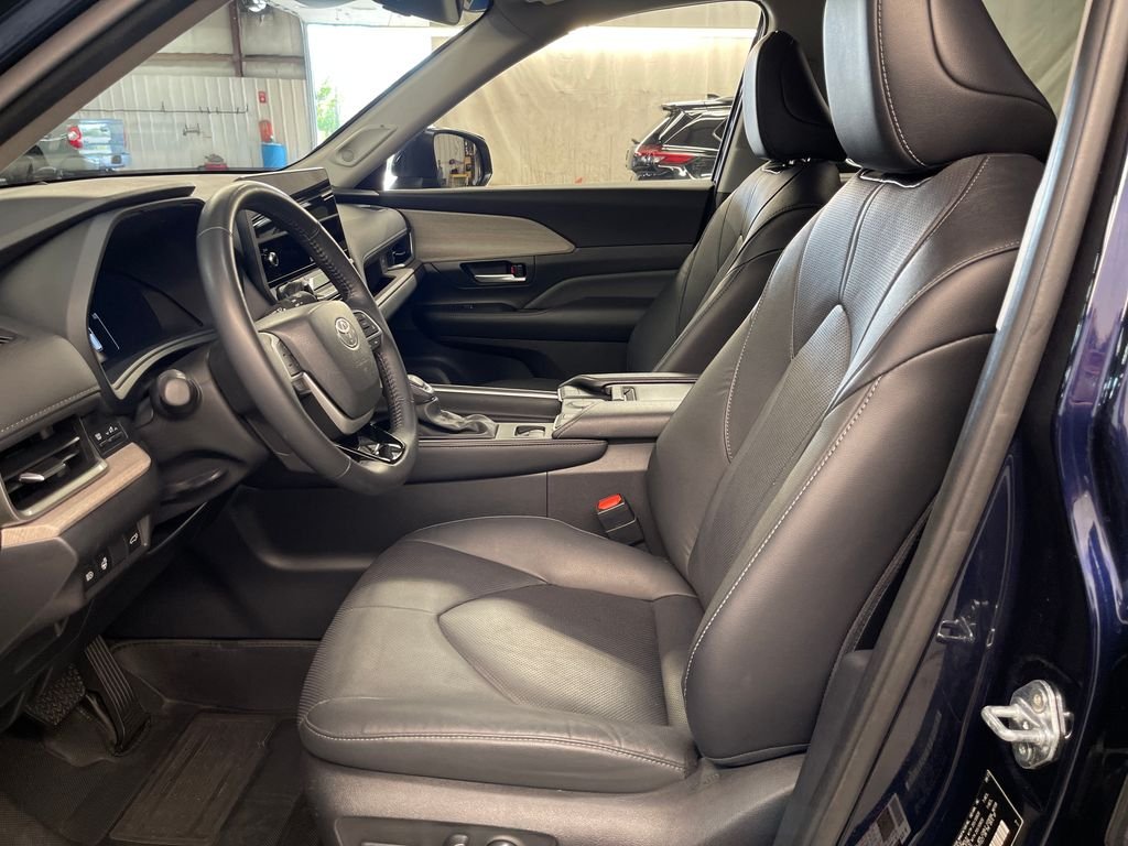Used 2024  Toyota Limited image 13