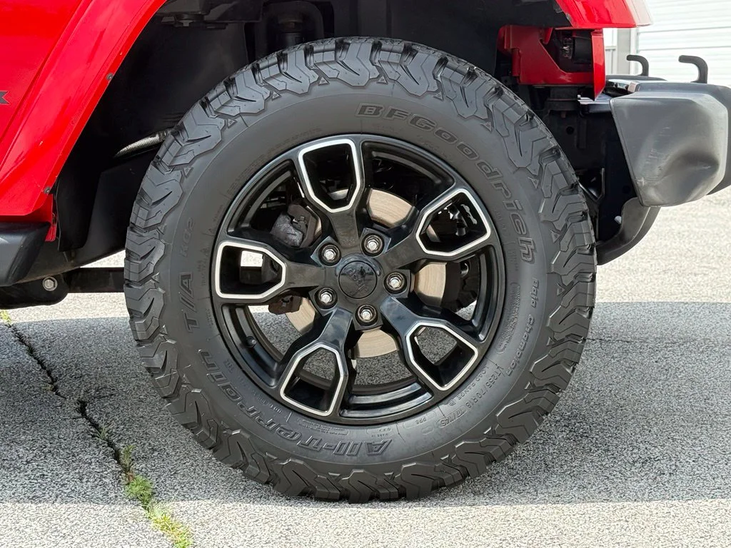 Used 2018 Red Jeep Unlimited Sahara image 12
