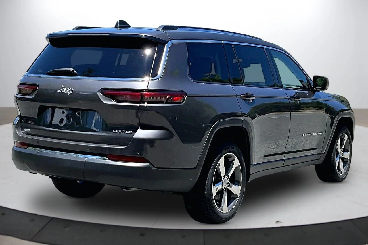 Used 2022 Gray Jeep Limited image 9