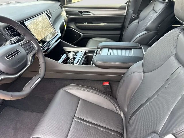 New 2026 Bright White Clear-Coat Exterior Paint Jeep Limited Altitude image 23