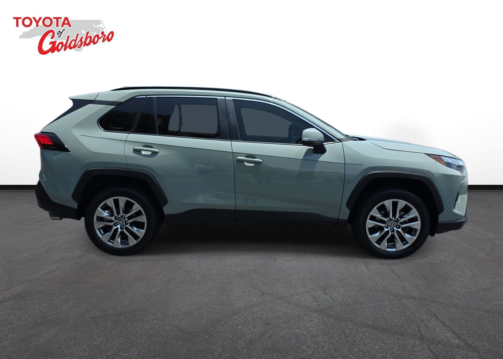 Used 2023  Toyota XLE Premium image 4