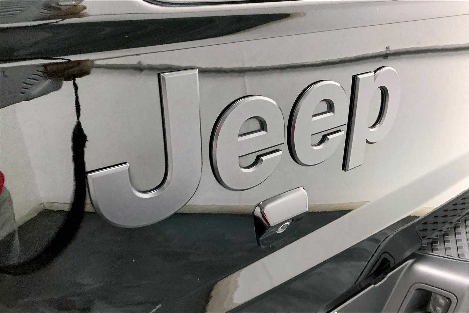 Used 2022 Black Clearcoat Jeep High Altitude image 27