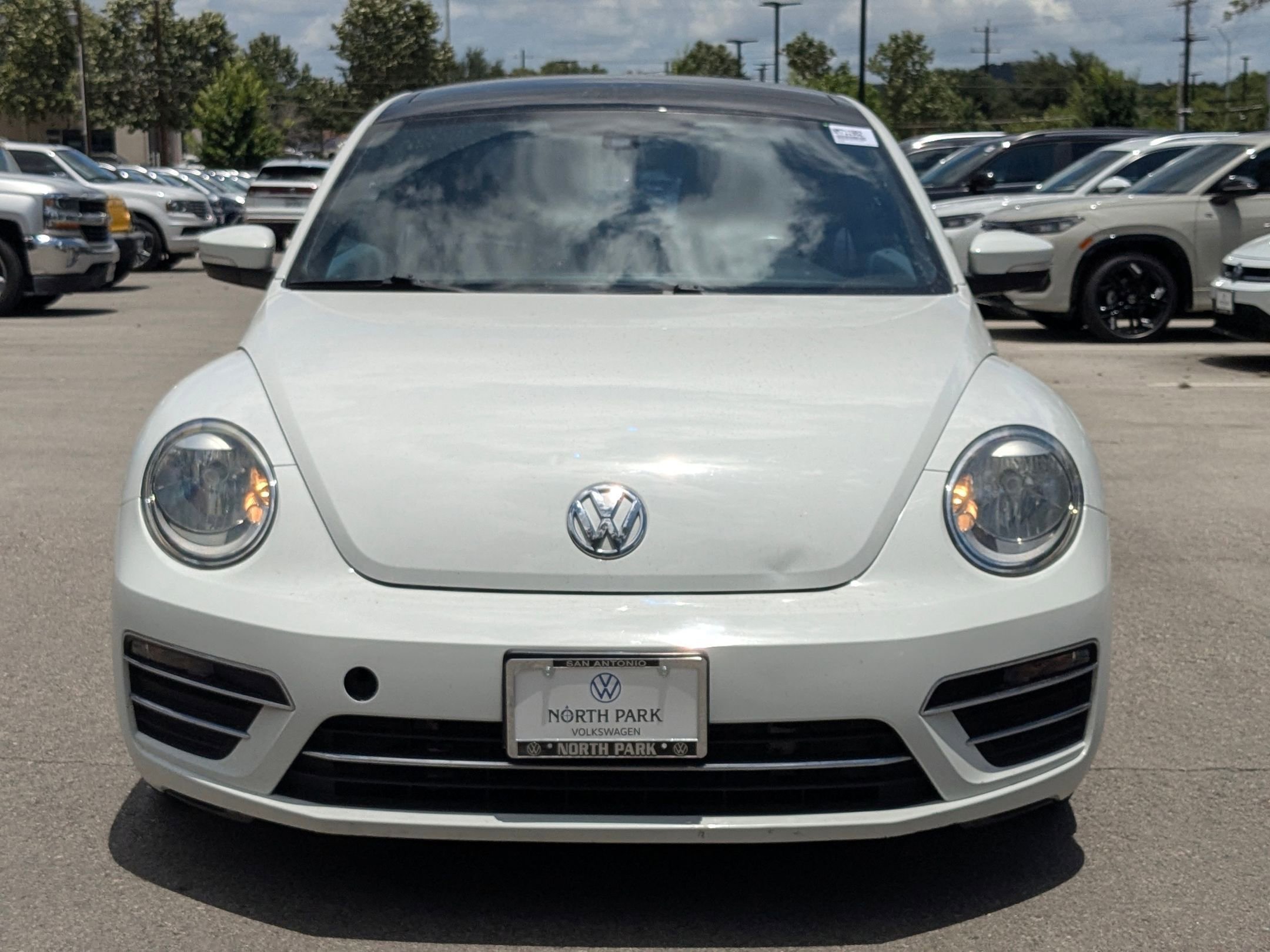 Used 2019 Pure White Volkswagen SE image 8