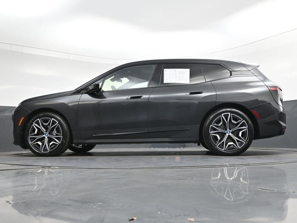 Used 2022 Gray BMW xDrive50 image 29