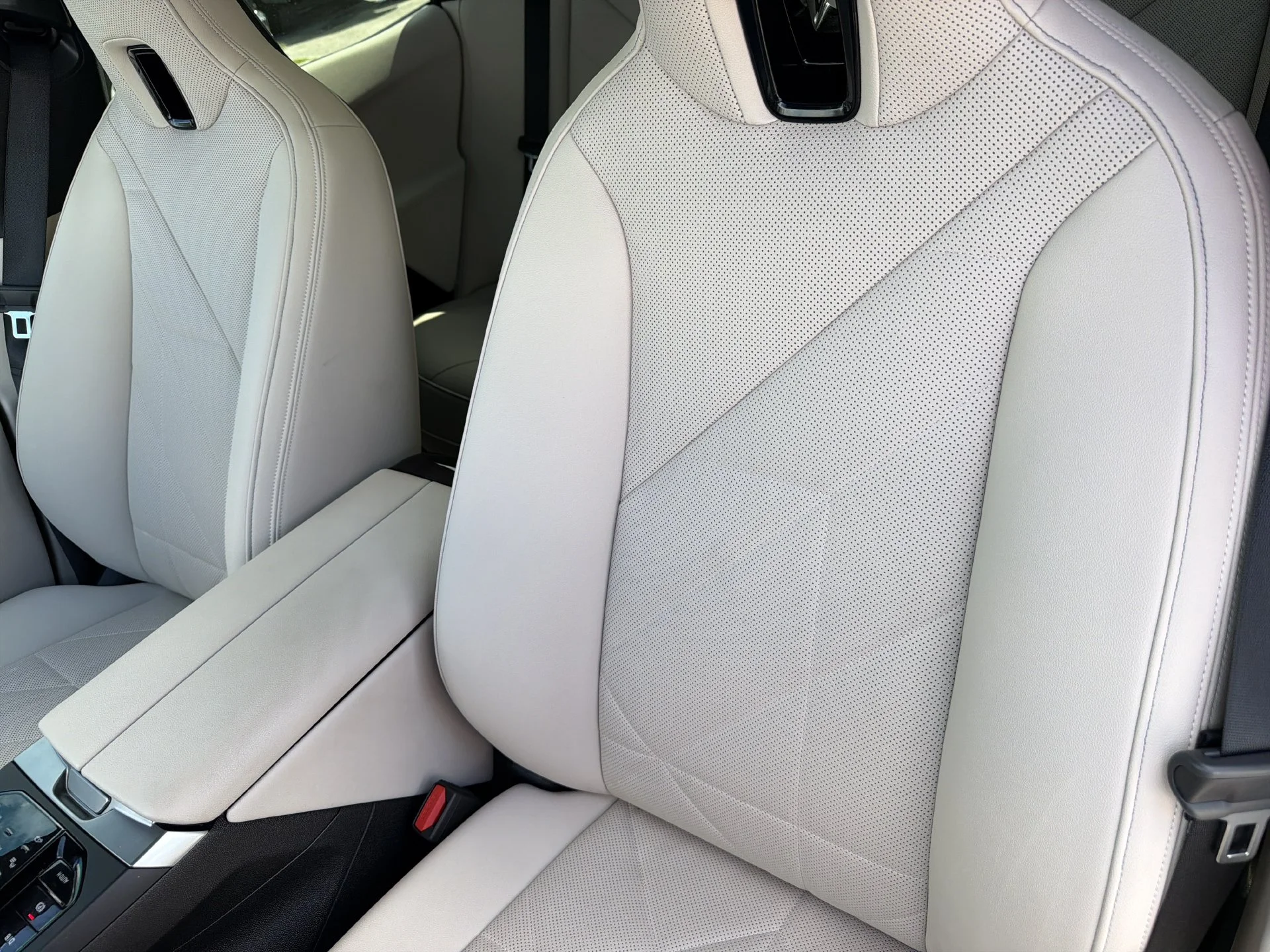 Certified Used 2025 White BMW M60 image 24