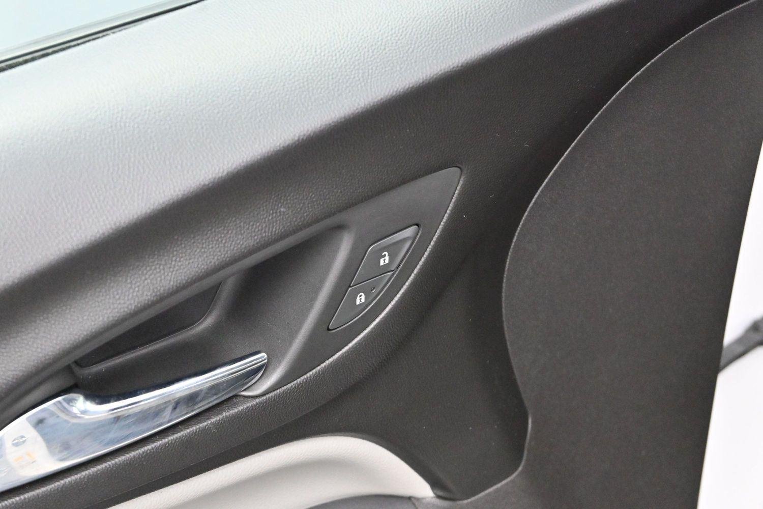 Used 2019 SUMMIT WHITE Chevrolet LS image 10