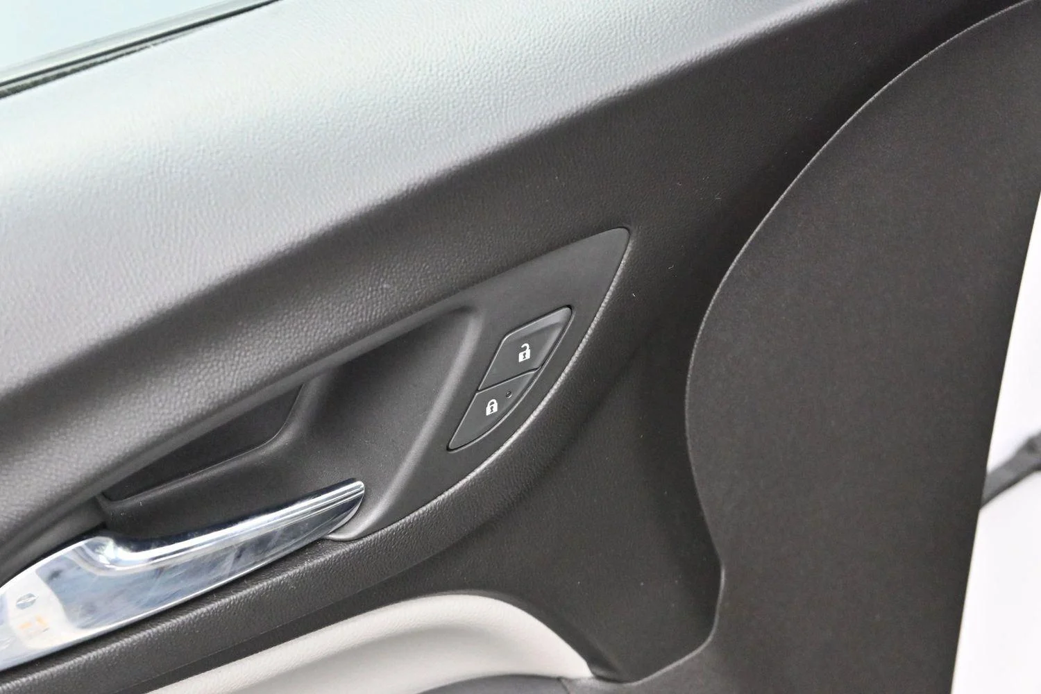 Used 2019 SUMMIT WHITE Chevrolet LS image 10