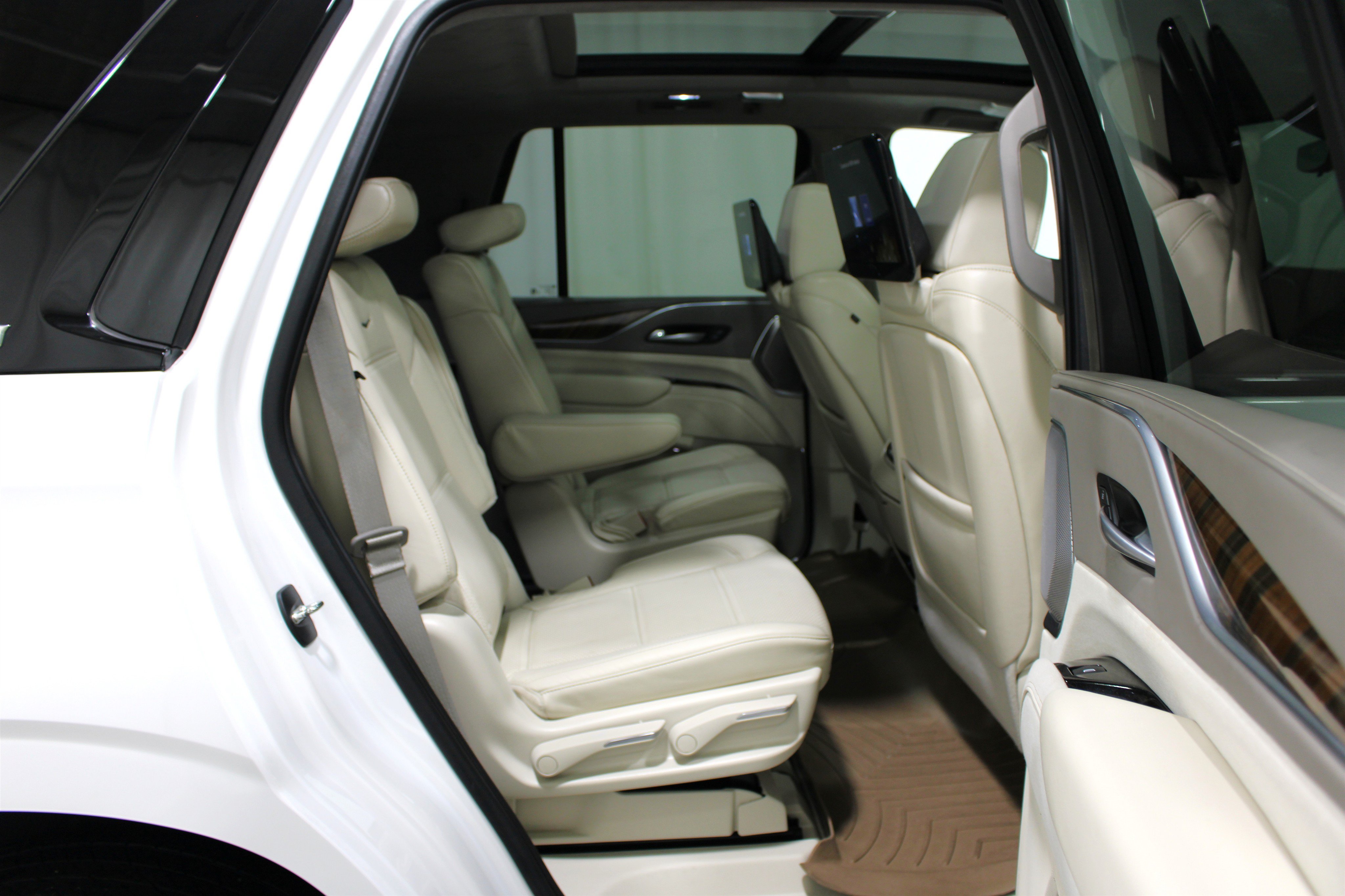 Used 2023 Crystal White Tricoat Cadillac 4WD Sport Platinum image 29